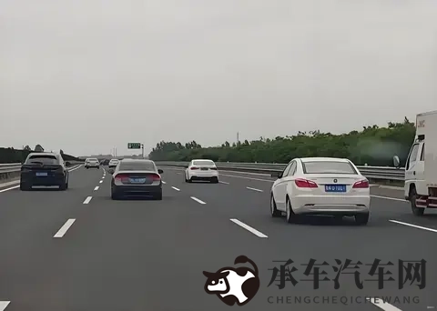 高速上的移动路障：为啥总有人开80码，却理直气壮霸占最左车道？-2
