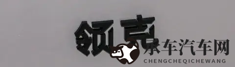 两个人打扑克剧烈运动：牌局激烈，心跳加速，扑克战局如战场-2