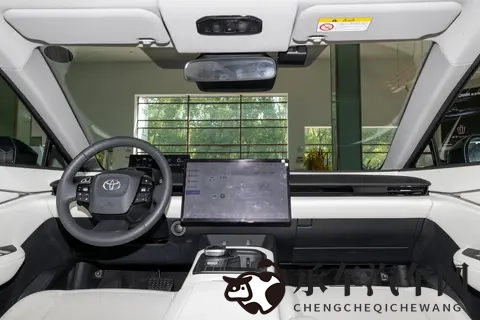 丰田 bZ5：18 万级大 5 座纯电 SUV 的实际表现与选择参考-3