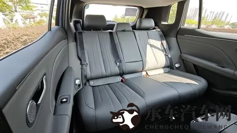 首推增程版,双动力,大空间,半躺二排,限时1048万起-2