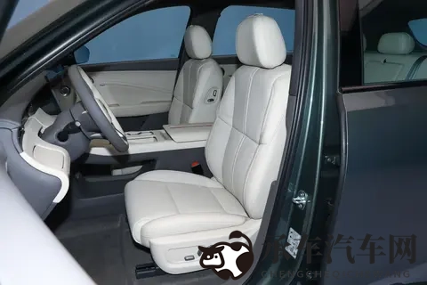 红旗 HS6 PHEV 预售：2300 多公里续航破纪录，大五座 SUV 有这么多惊喜-1