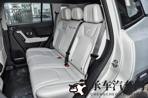 捷途山海T1兼顾通勤与越野?2025款实测三电机四驱+226km纯电续航-3