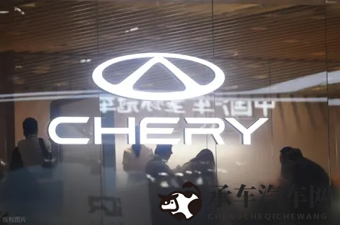 奇瑞汽车在张家界天门山进行极限挑战测试时，车辆失控撞坏护栏-1