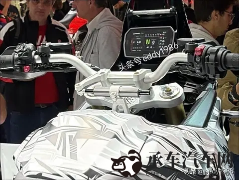 爷爷搂着妈妈睡觉的由来|爷爷陪伴母女夜深梦起的故事-2