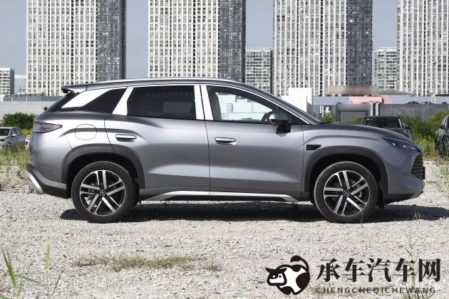 忘穿内裤被闺蜜用黄瓜折磨|闺蜜恶作剧，黄瓜折磨忘穿内裤的尴尬事-1