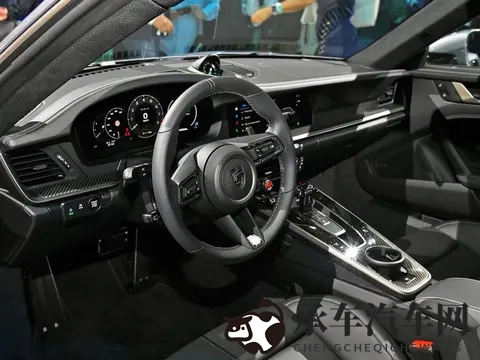 25秒破百！新款保时捷911 Turbo S在2025进博会国内首发-1
