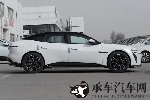 11 月买车捡大漏！1899 万开走 “华为 + 宁德” 联手打造的好车-3