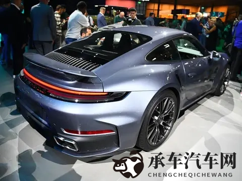 25秒破百！新款保时捷911 Turbo S在2025进博会国内首发-3