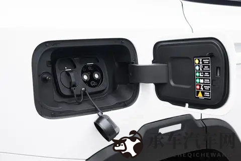 15万混动SUV选它不后悔?四驱+索尼音响,油耗低空间大-1