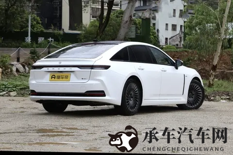 30 万级进口后驱混动轿车，两款车型怎么选不踩坑？-2