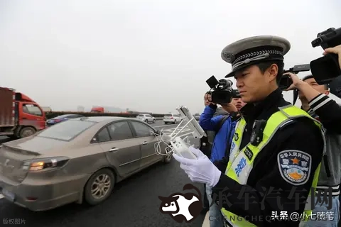 应急车道换胎扣12分？老司机都踩过的坑，说清楚合法操作边界-1