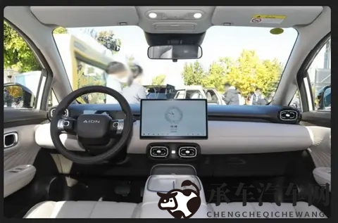 果冻演员卢珊珊简介|明星跨界新篇章，卢珊珊演绎汽车新风尚-3