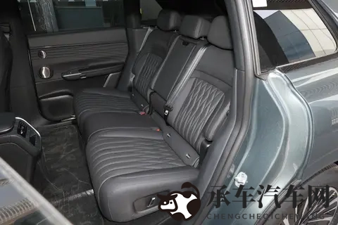 限时置换补贴1万，配雪豹四驱+飞鱼底盘20，2025款星纪元ET香吗?-2