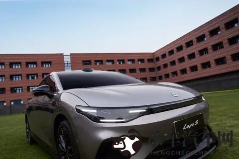 越改越有味，零跑Lafa5凭什么成年轻人潮玩新宠？-1