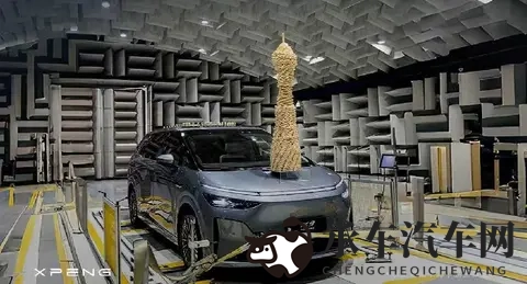 小鹏在X9增程机盖上堆了个广州塔？用了3800多块积木-2