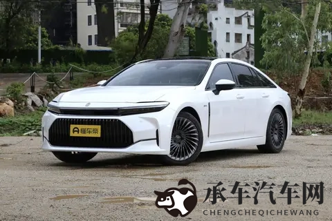 30 万级进口后驱混动轿车，两款车型怎么选不踩坑？-3