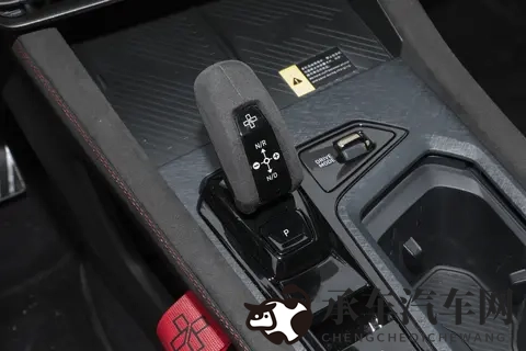 六边形战士又添一员!10万级轿跑,动力强、配置高,油耗还低-3