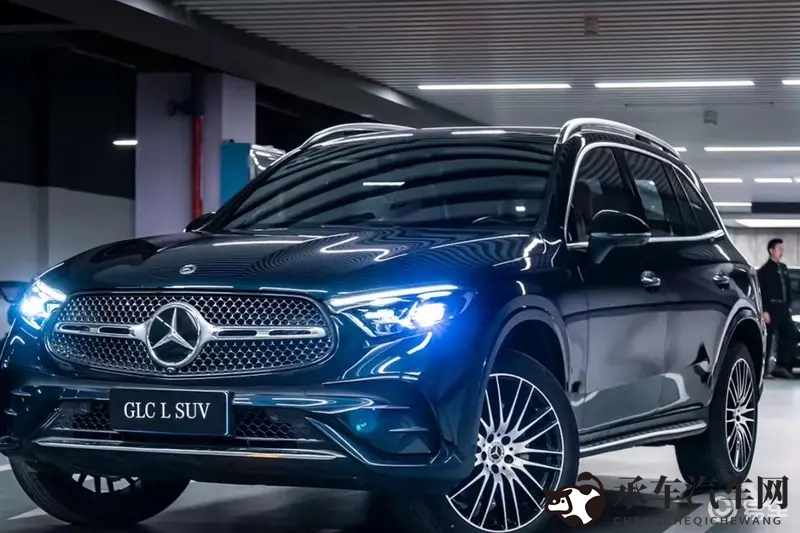 EⅤeLynLin张丽pk黑人|热门车型对比:两位专家深度解析,哪款更胜一筹?-1