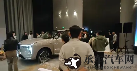 上汽旗舰智己LS9上市，分会场被前来体验的豪车车主挤爆-1