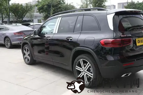 奔驰GLB 200 vs 220怎么选？空间、动力、配置全拆解 闭眼对号入座！-2