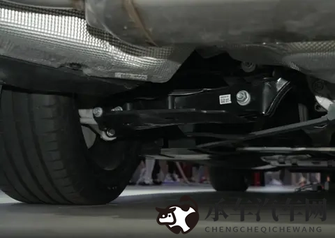 宝马4系中期改款！简配成3869万和4269万，二选一，直接上高功-1