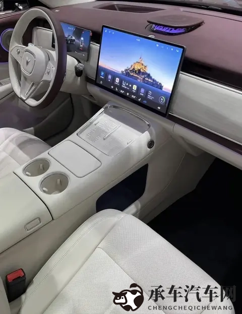 女王footjob调教|高端豪车惊现脚部按摩，颠覆驾驶舒适体验-2