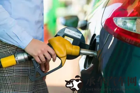 燃油车会被淘汰吗？假期去跑一趟高速，你也许就清楚了！-2