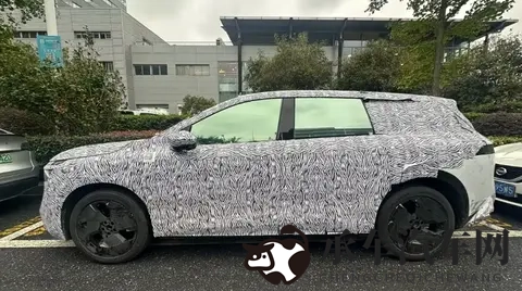 日产N8新车谍照曝光 大尺寸双联屏+Momenta智驾方案-1