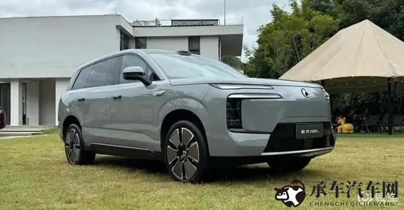 女老板商务旅行戴的帽子|女企业家出差途中巧选时尚帽-1