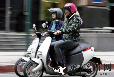 小困困进女生自己来困里|女生宿舍里小困困主动寻困觉-2