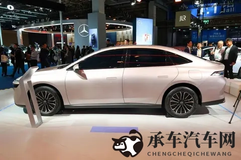 第一款合资插混轿车来袭！续航2000km，预售1069万，又要成爆款-2