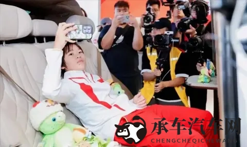 全红婵喜提三辆新车,遭到网友笑侃:再送院子放不下了…-1