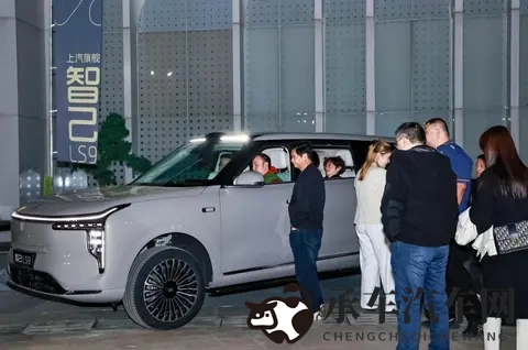 上汽旗舰智己LS9上市，分会场被前来体验的豪车车主挤爆-2