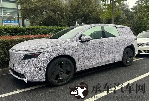 日产N8新车谍照曝光 大尺寸双联屏+Momenta智驾方案-2