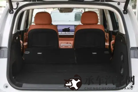 零跑C10激光雷达版:中型SUV标杆表现，装下全家的幸福感-3