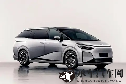 小鹏在X9增程机盖上堆了个广州塔？用了3800多块积木-1