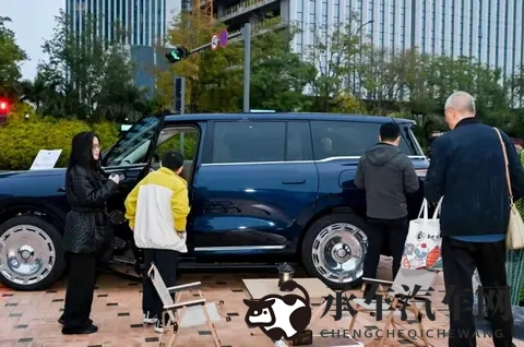 上汽旗舰智己LS9上市，分会场被前来体验的豪车车主挤爆-3