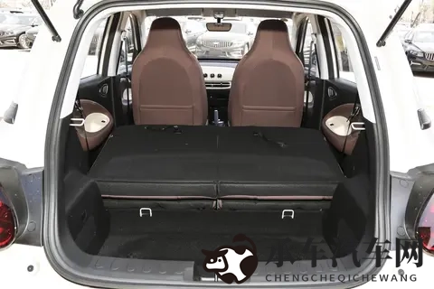 欧洲金发美女大战黑人|欧洲美女对决黑皮肤，精彩对决引人瞩目-2