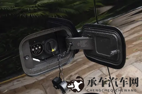 全家满员不挤!魏牌高山7亏电油耗才715L,2000MPa钢车身够扎实-1