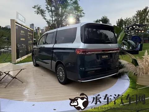 老师撕开内衣 奶头给学生吃|教师不当行为，内衣内幕引发争议-3