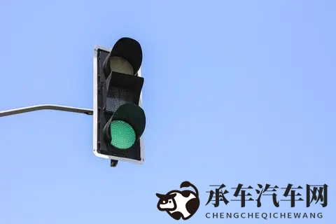 绿灯不走也违法？交通规则背后的那些你不知道的事-2