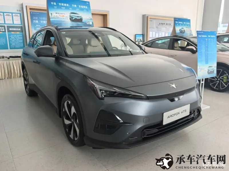 陈冠希和钟欣潼15分30秒|明星座驾大揭秘:陈冠希钟欣潼驾驭速度传奇-1