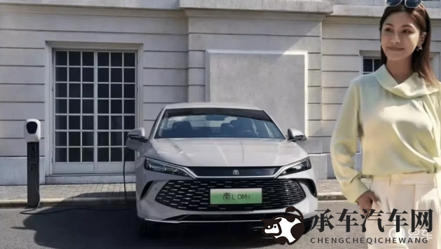 男人与雌性宠物交2O24|男性车主宠溺互动,汽车市场新趋势崛起-1