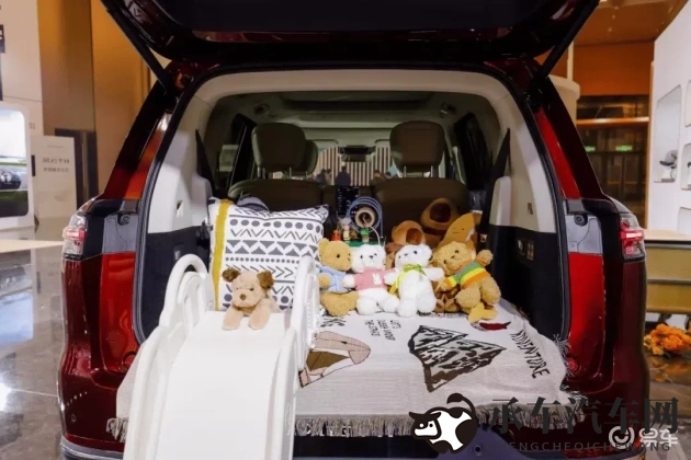 ppt成品网站1688免费|汽车企业品牌新趋势:免费资源助形象飞跃-1