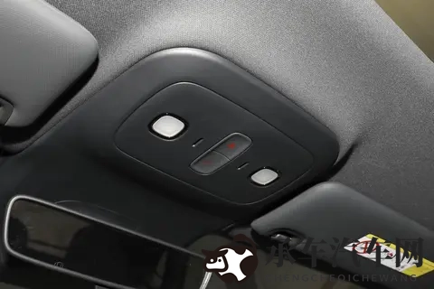 按摩会所勾搭女技师|按摩中心与女技师暧昧接触-1