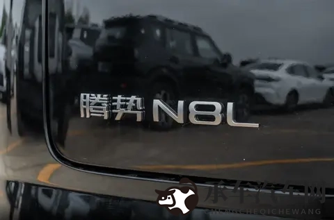 男生的香蕉插进女生的桃子里|年轻男女私密亲密互动瞬间-2