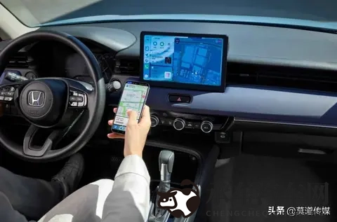 喜猫猫用棉签惩罚美羊羊|智能汽车用品走红，趣味与安全并存-1