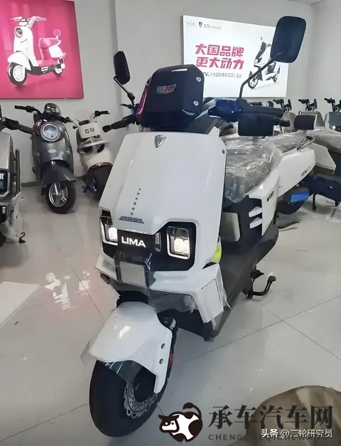 3D 巨大 扶她 疯狂|汽车新潮流:巨屏科技革新驾驶体验-1