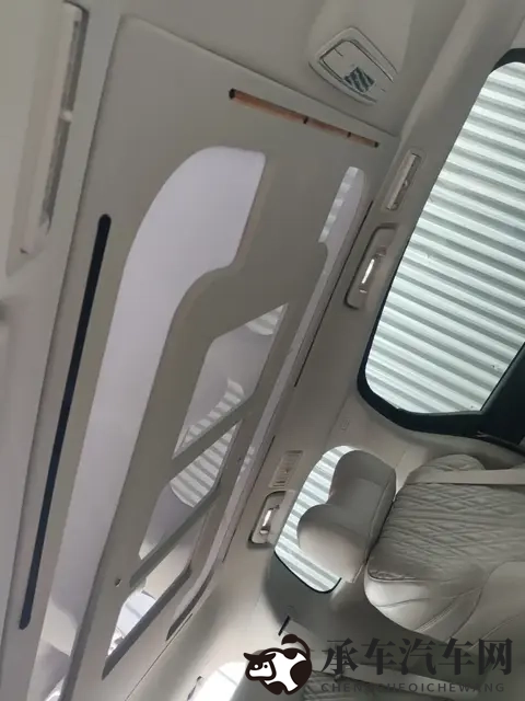 女生让男生诵自己|汽车里的爱情故事:情侣独特情感互动引关注-3