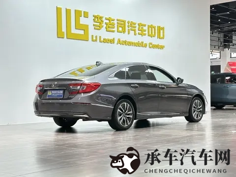 qq生活网花季广告：花季广告揭秘：汽车广告如何征服年轻心-3